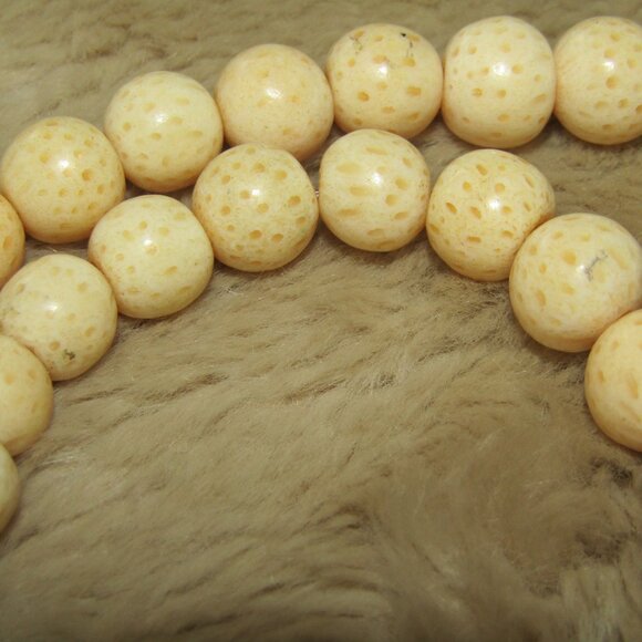 Vintage White Sponge Coral Collar Necklace. - Picture 7 of 7